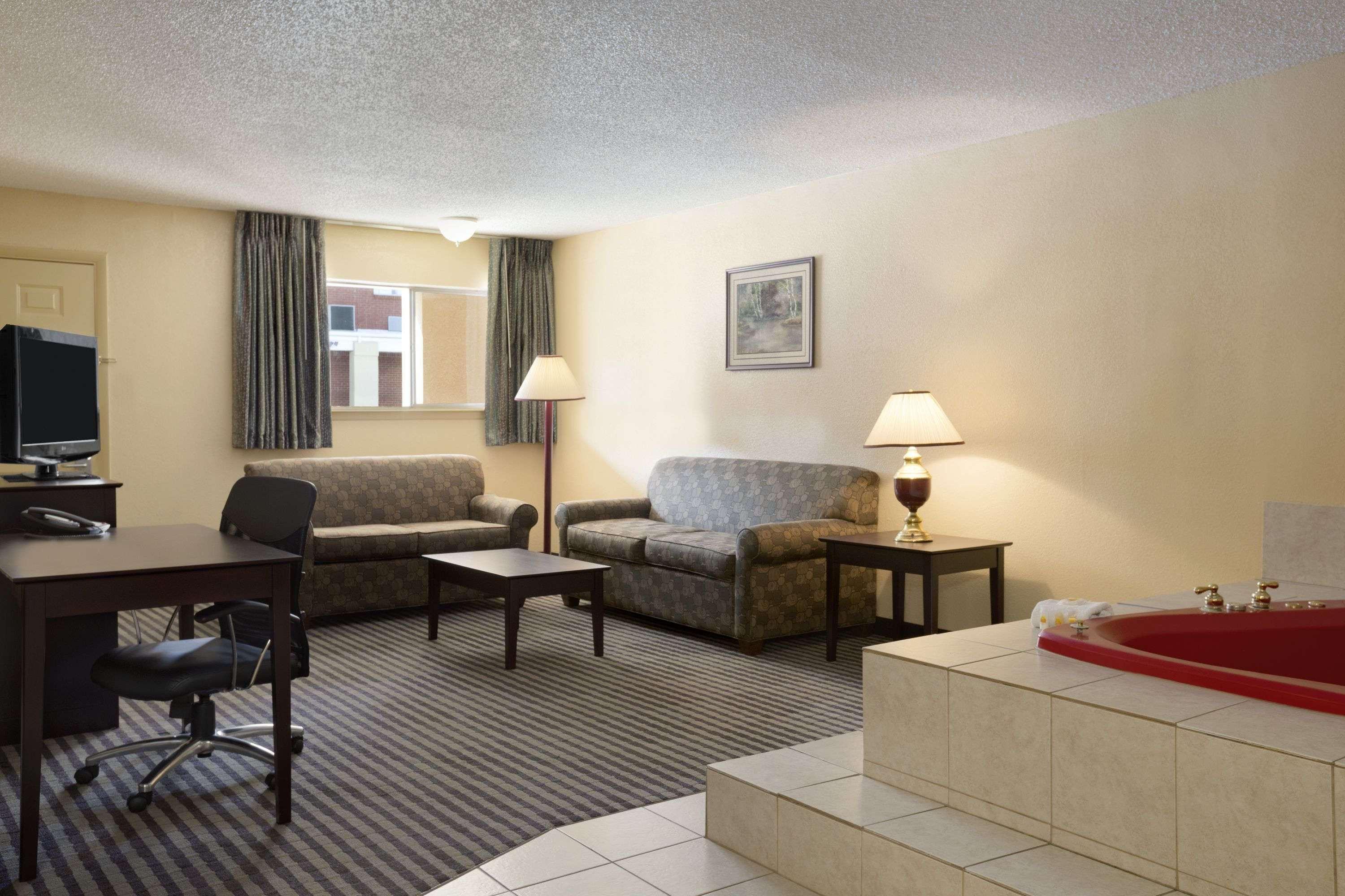 Days Inn By Wyndham Lawton Esterno foto