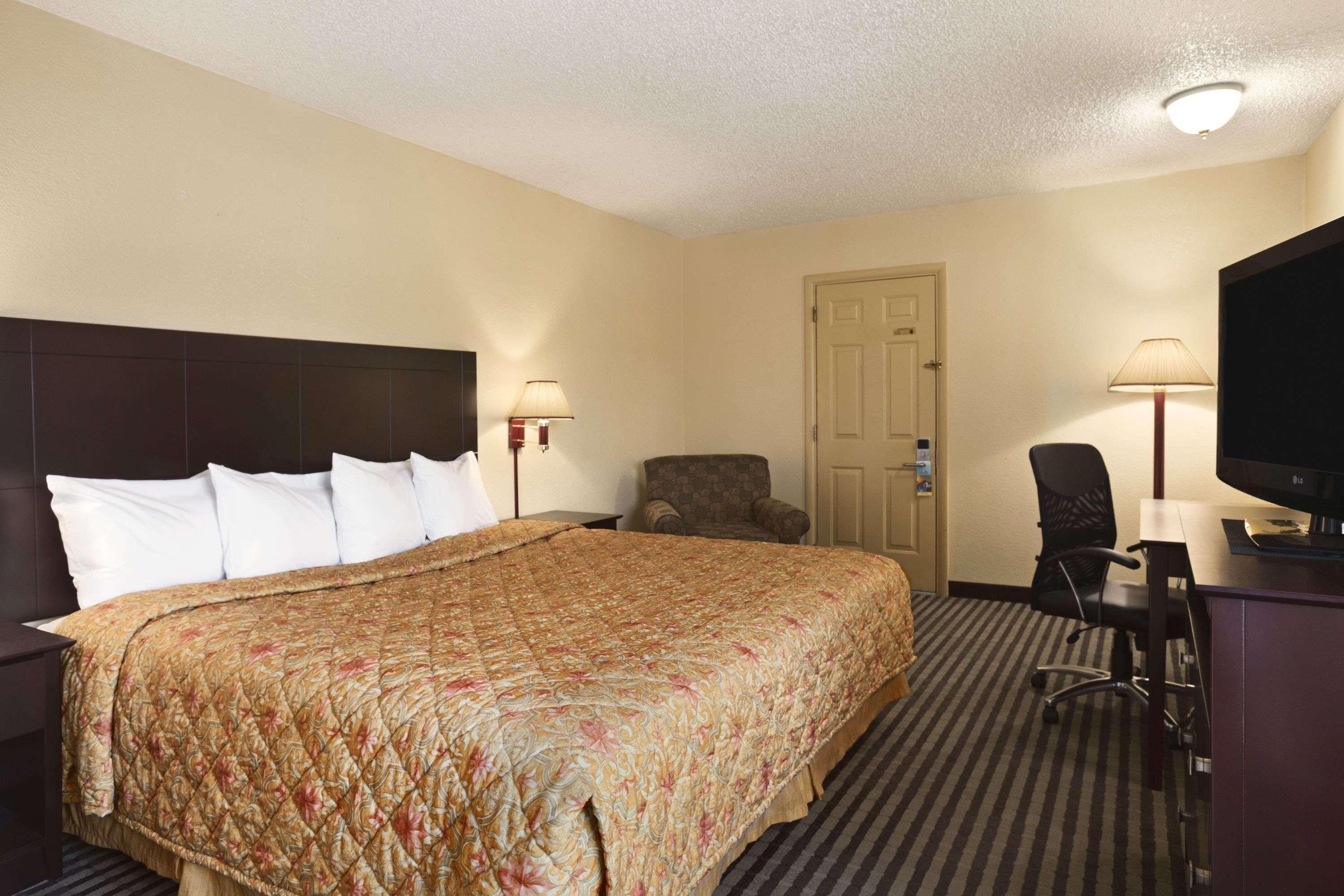 Days Inn By Wyndham Lawton Esterno foto