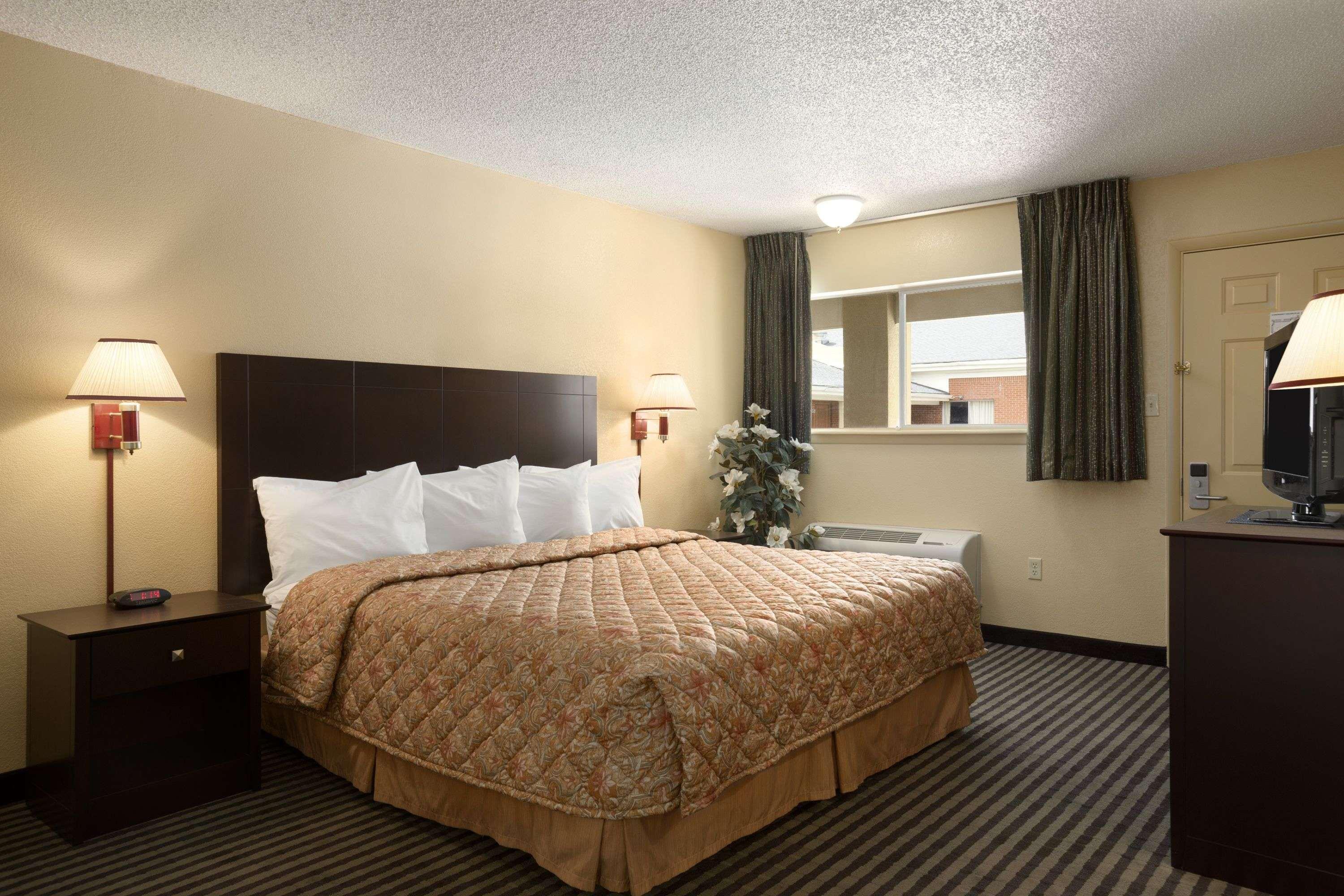 Days Inn By Wyndham Lawton Esterno foto