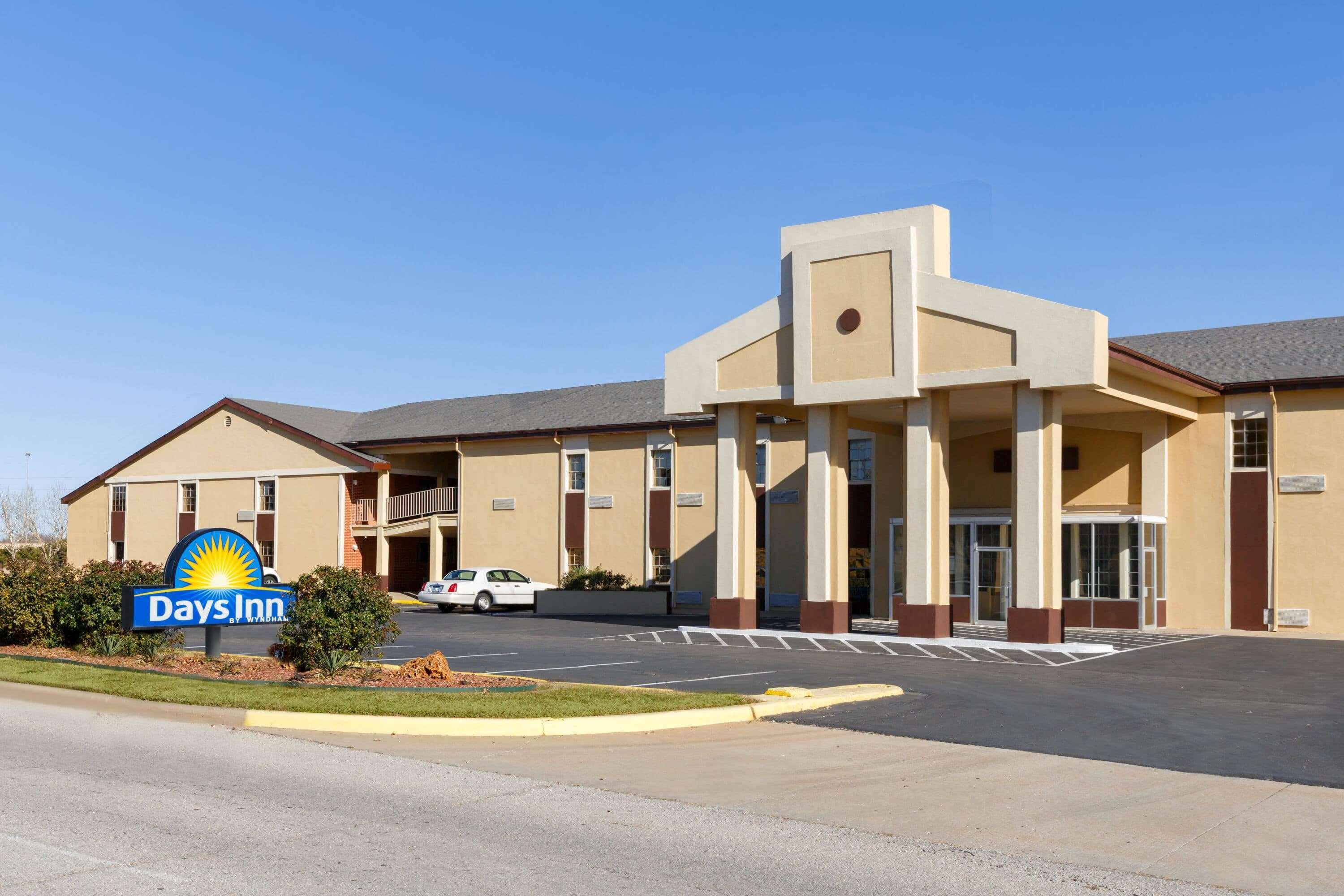 Days Inn By Wyndham Lawton Esterno foto