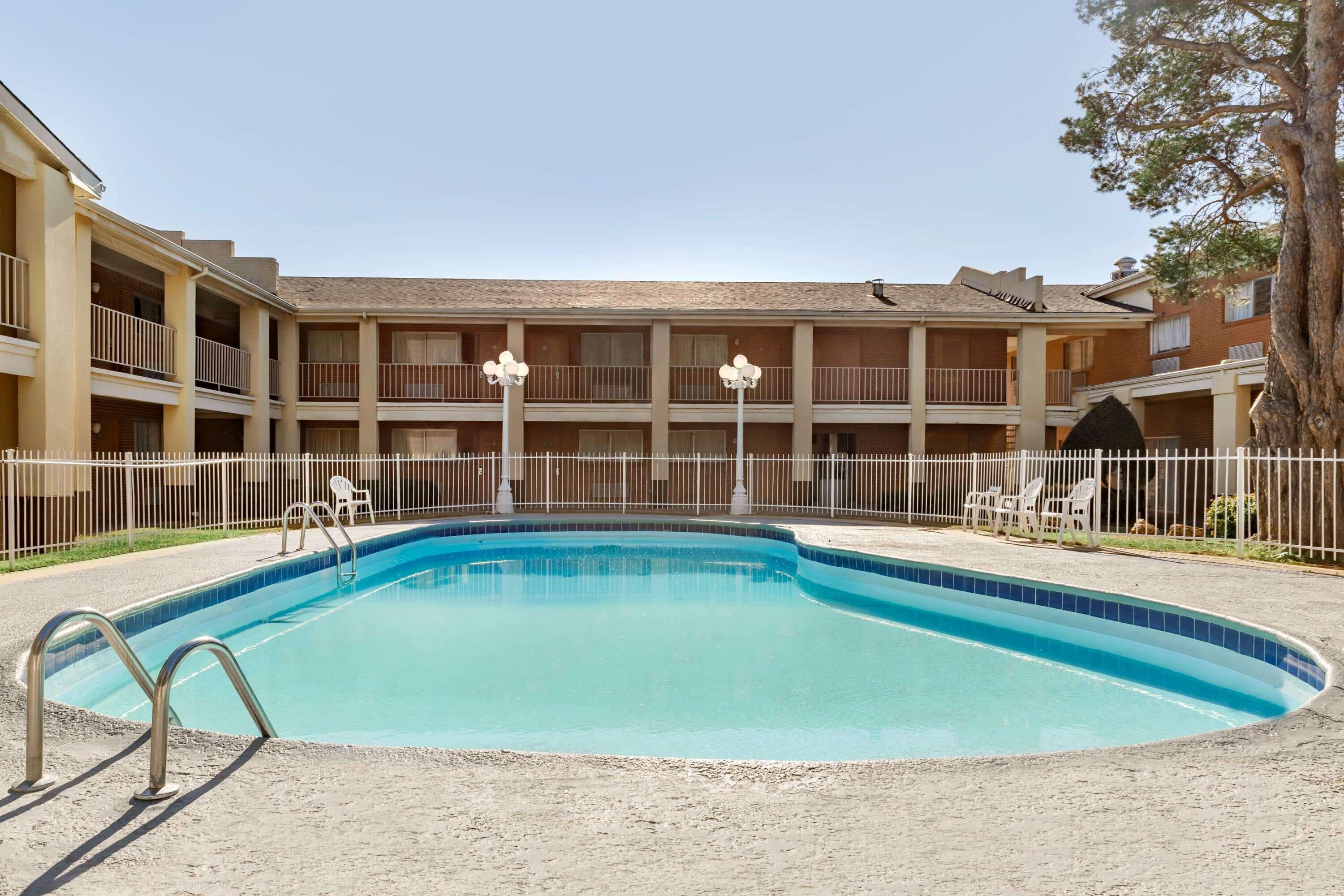Days Inn By Wyndham Lawton Esterno foto