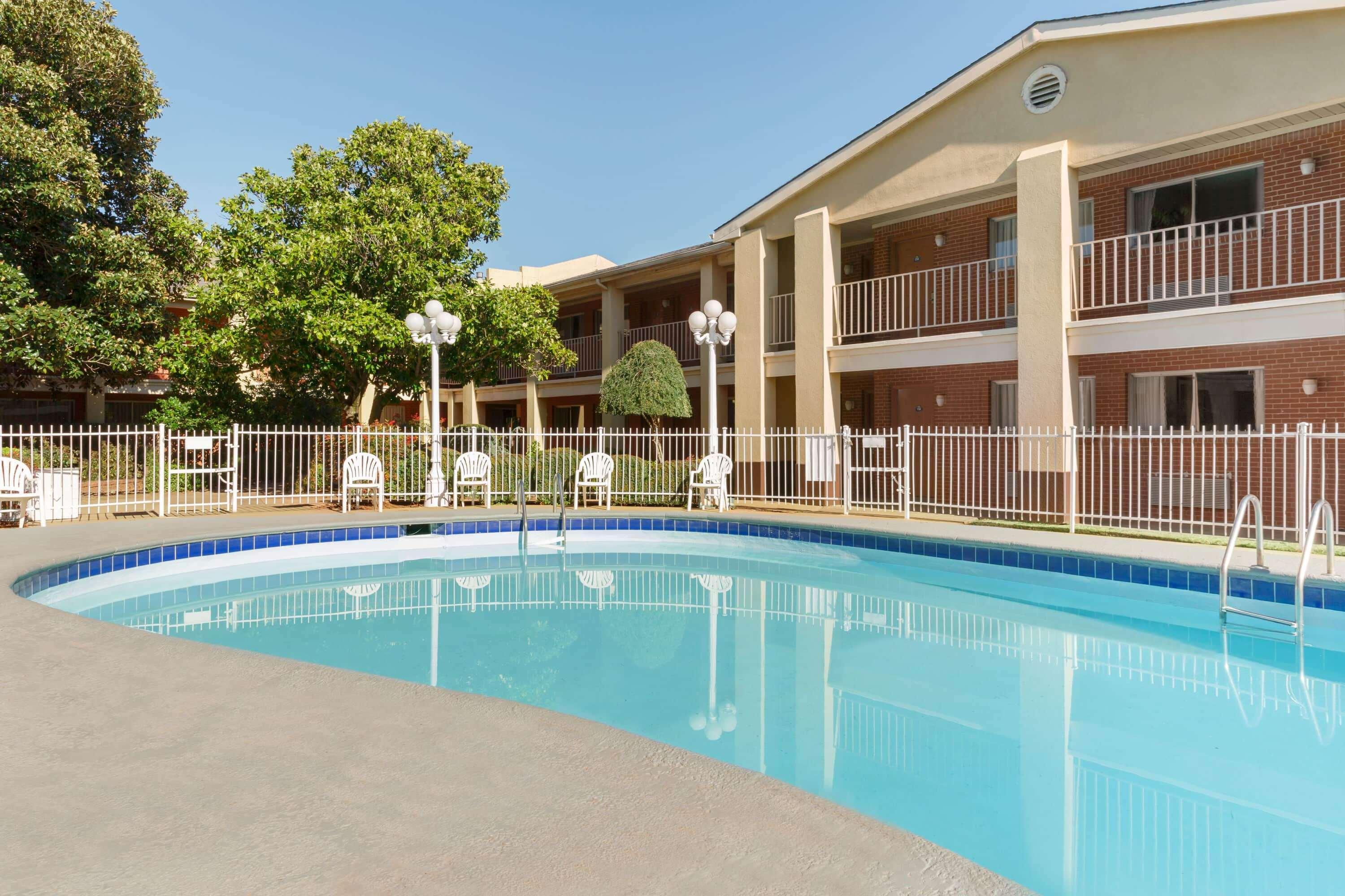 Days Inn By Wyndham Lawton Esterno foto