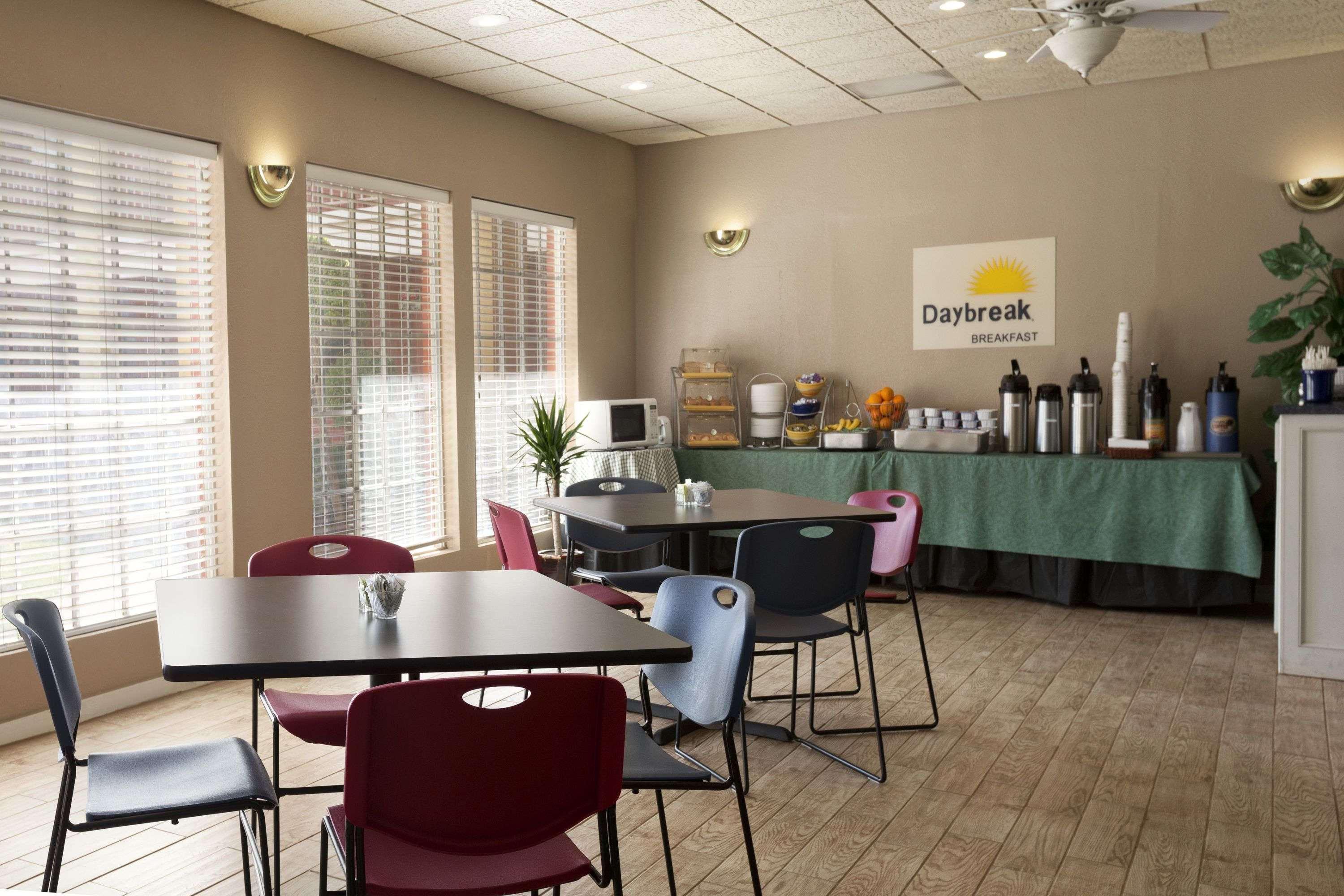 Days Inn By Wyndham Lawton Esterno foto