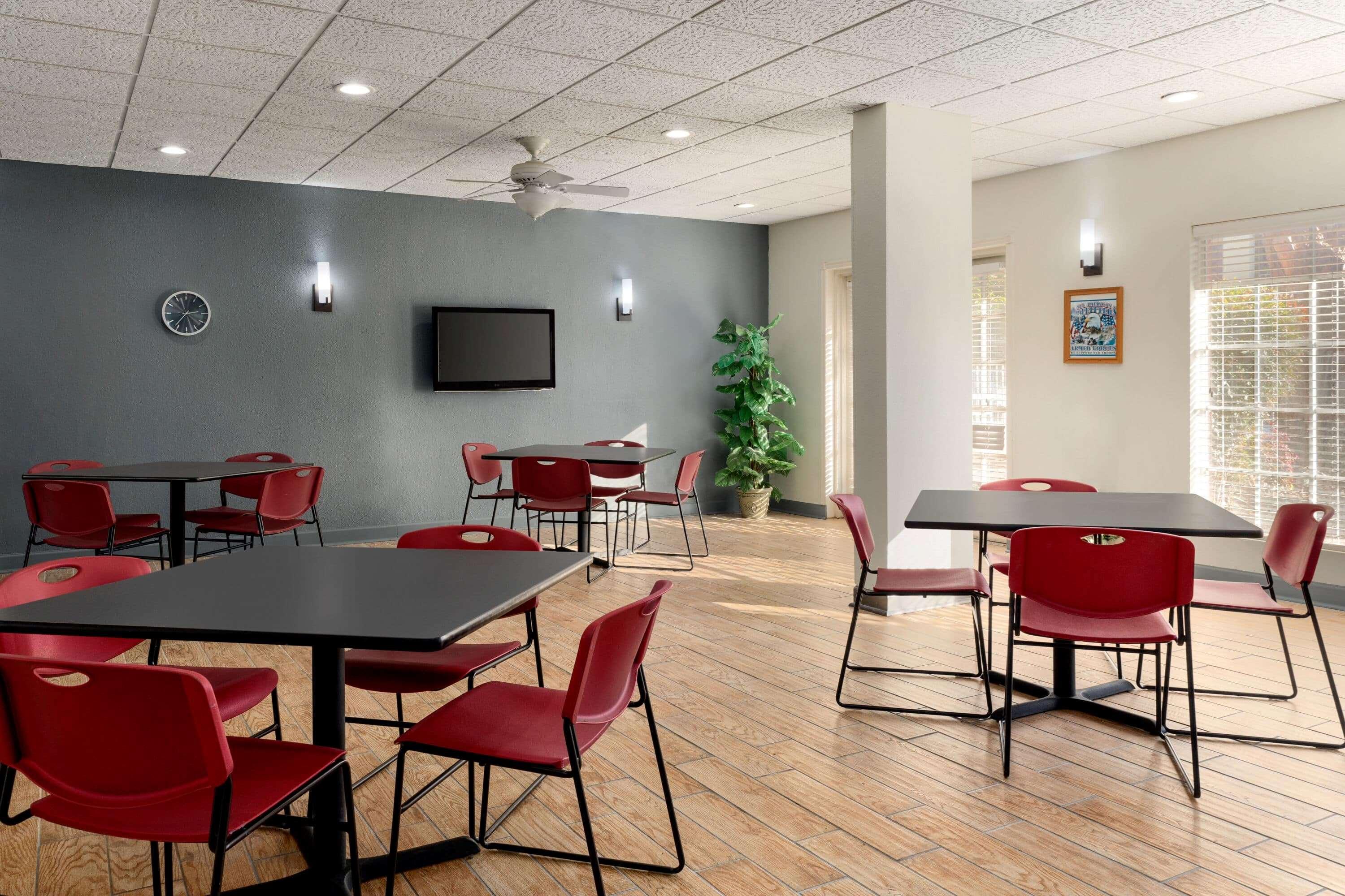 Days Inn By Wyndham Lawton Esterno foto