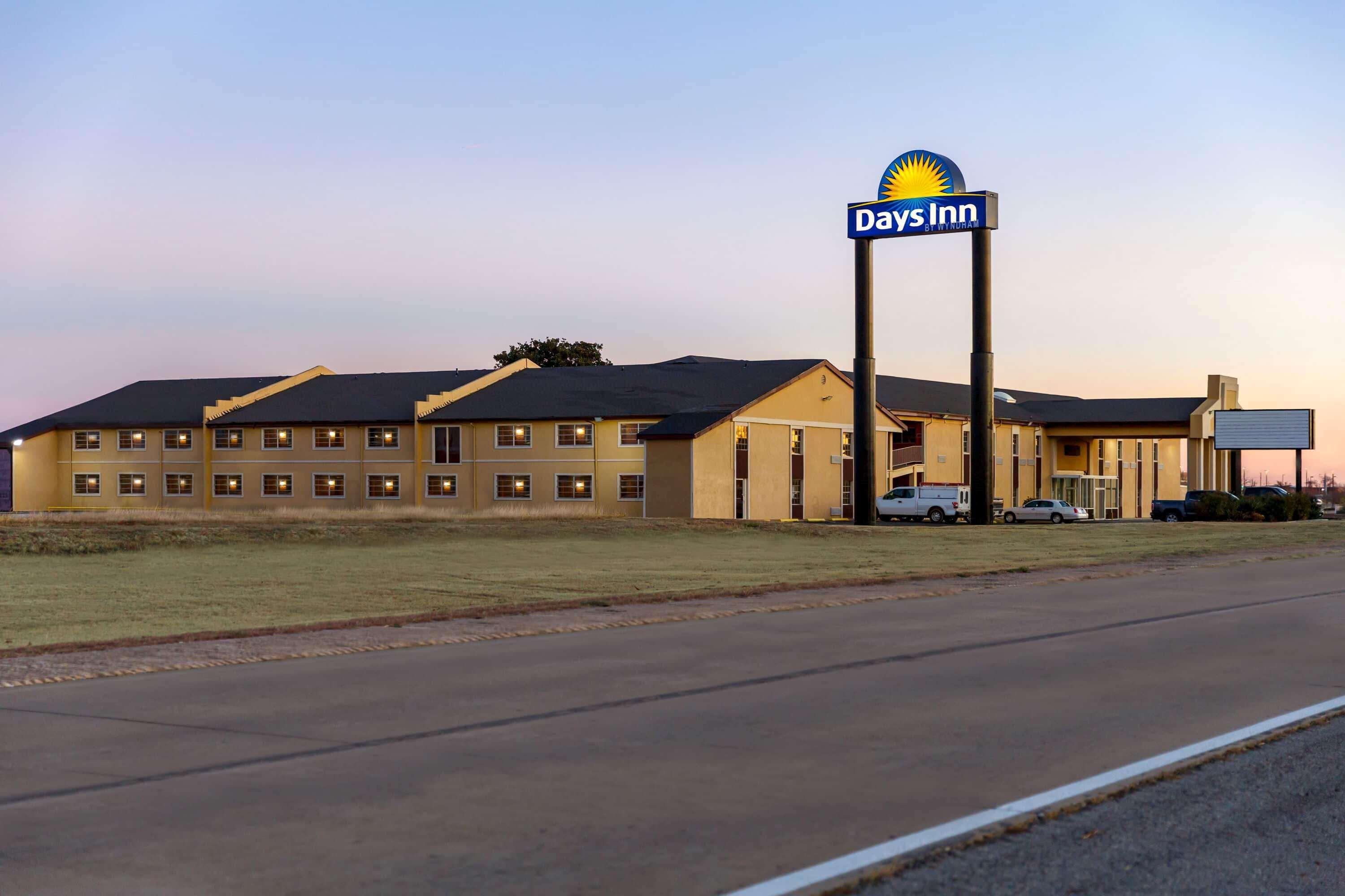 Days Inn By Wyndham Lawton Esterno foto