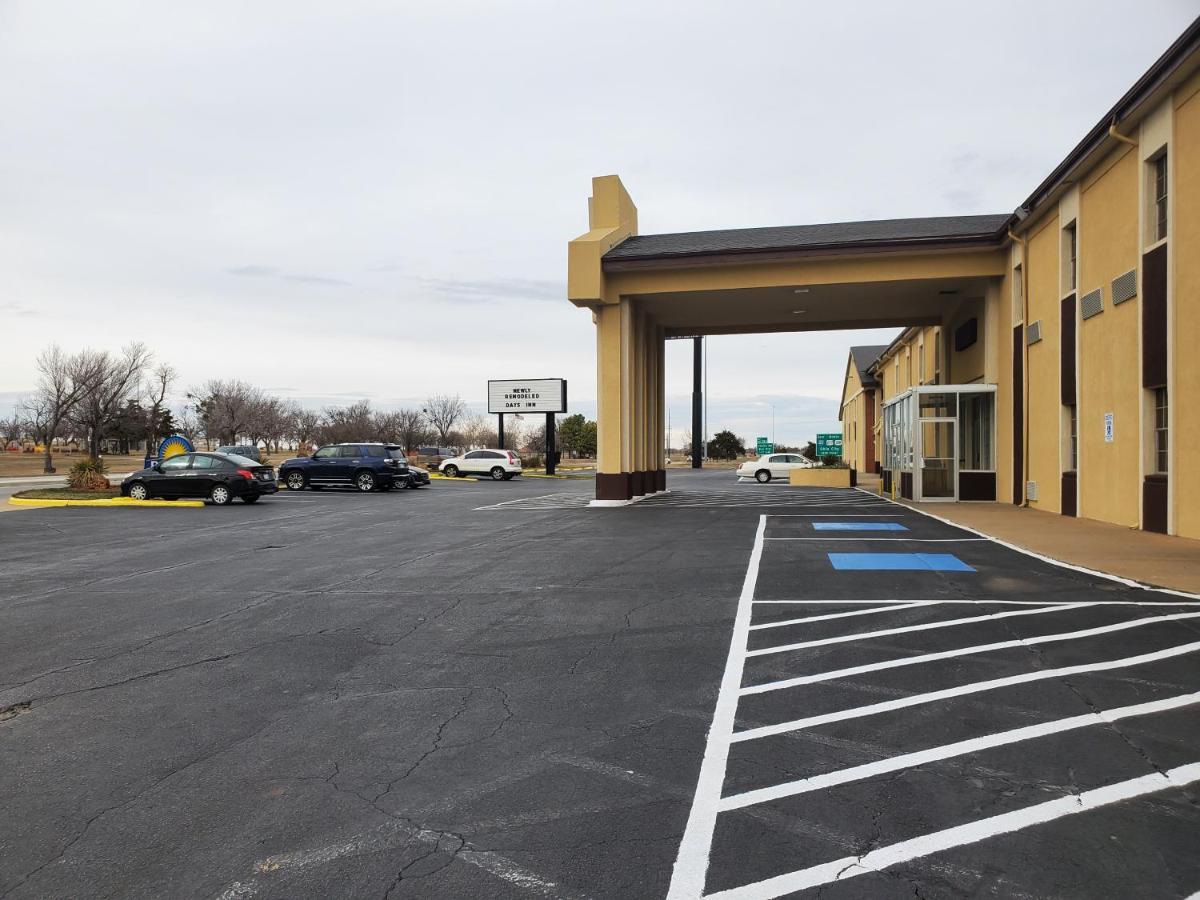 Days Inn By Wyndham Lawton Esterno foto