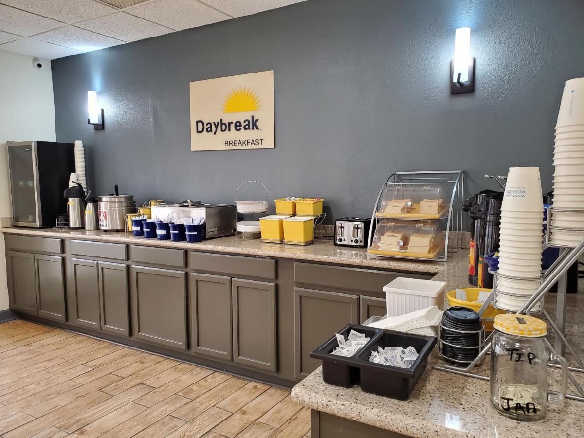 Days Inn By Wyndham Lawton Esterno foto