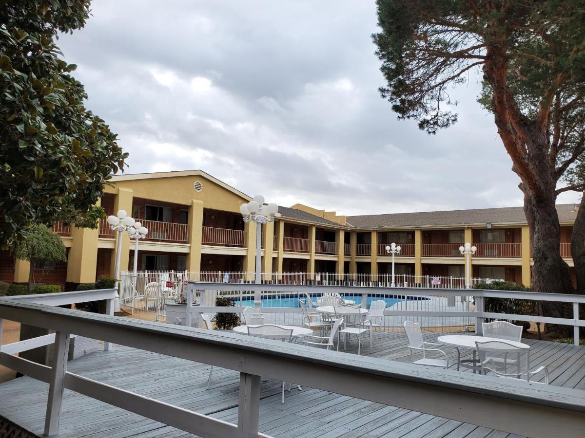 Days Inn By Wyndham Lawton Esterno foto