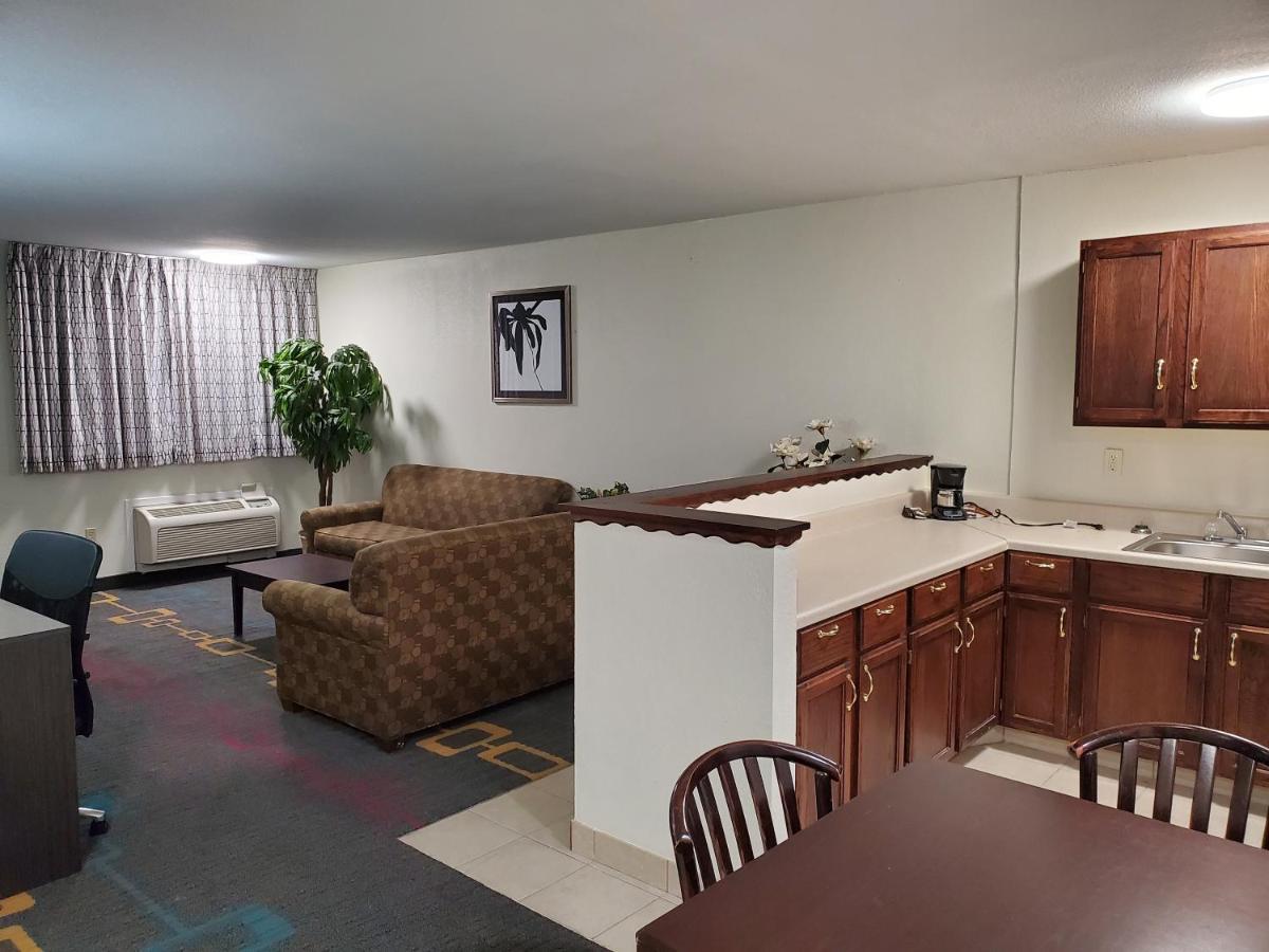 Days Inn By Wyndham Lawton Esterno foto